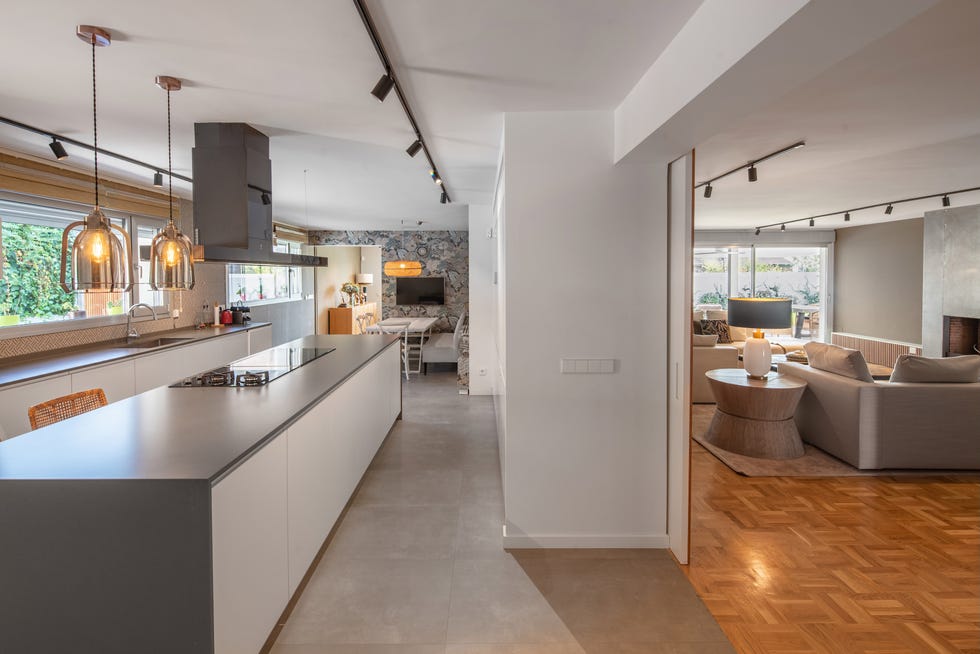 gracias a una reforma integral, esta casa de aravaca ahora se abre a la luz y se adapta al entorno con diseno y soluciones sostenibles