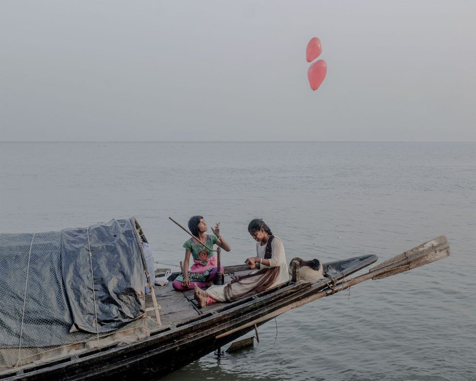 Twee vrouwen varen op een boot door het Sunderban Tiger Reserve bij Calcutta