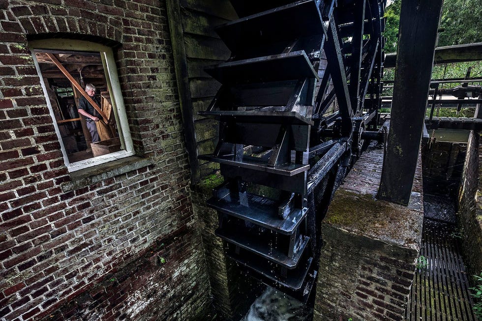 Aan de Tungelroyse Beek in Limburgligt de Leumoleneen graan olie en watermolen Piet Zegers is vrijwilliger en is vaak aanwezig om bezoekers te laten zien hoe de beek vroeger werd gebruikt om graan of olie te verwerken In twaalf jaar tijd is in totaal dertig kilometer van de beek gesaneerden opnieuw ingericht  een van de grootste beekherstelprojecten in Nederland ooit