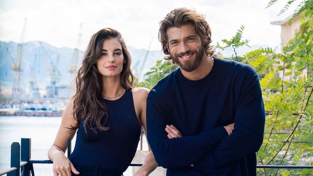 preview for CosmoExtra: Can Yaman e Francesca Chillemi