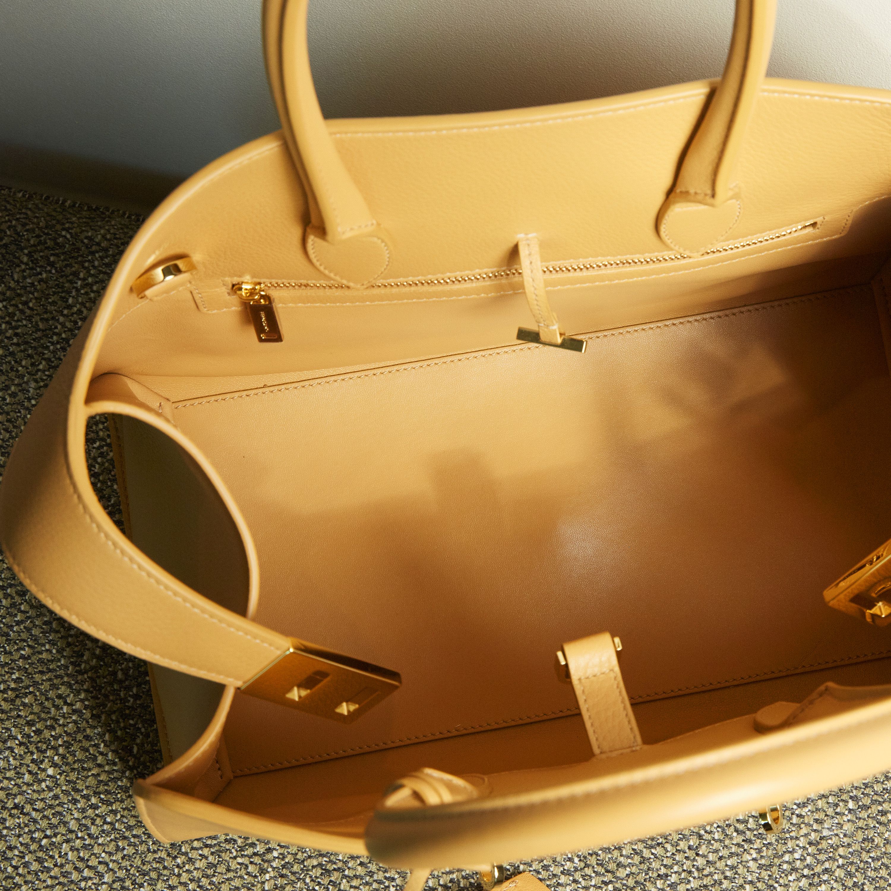 FERRAGAMO 国内買付 ハグ アイコンバッグ 店舗限定カラー 7月10日オープン】フェラガモのアイコンバッグ「ハグ」の伊勢丹