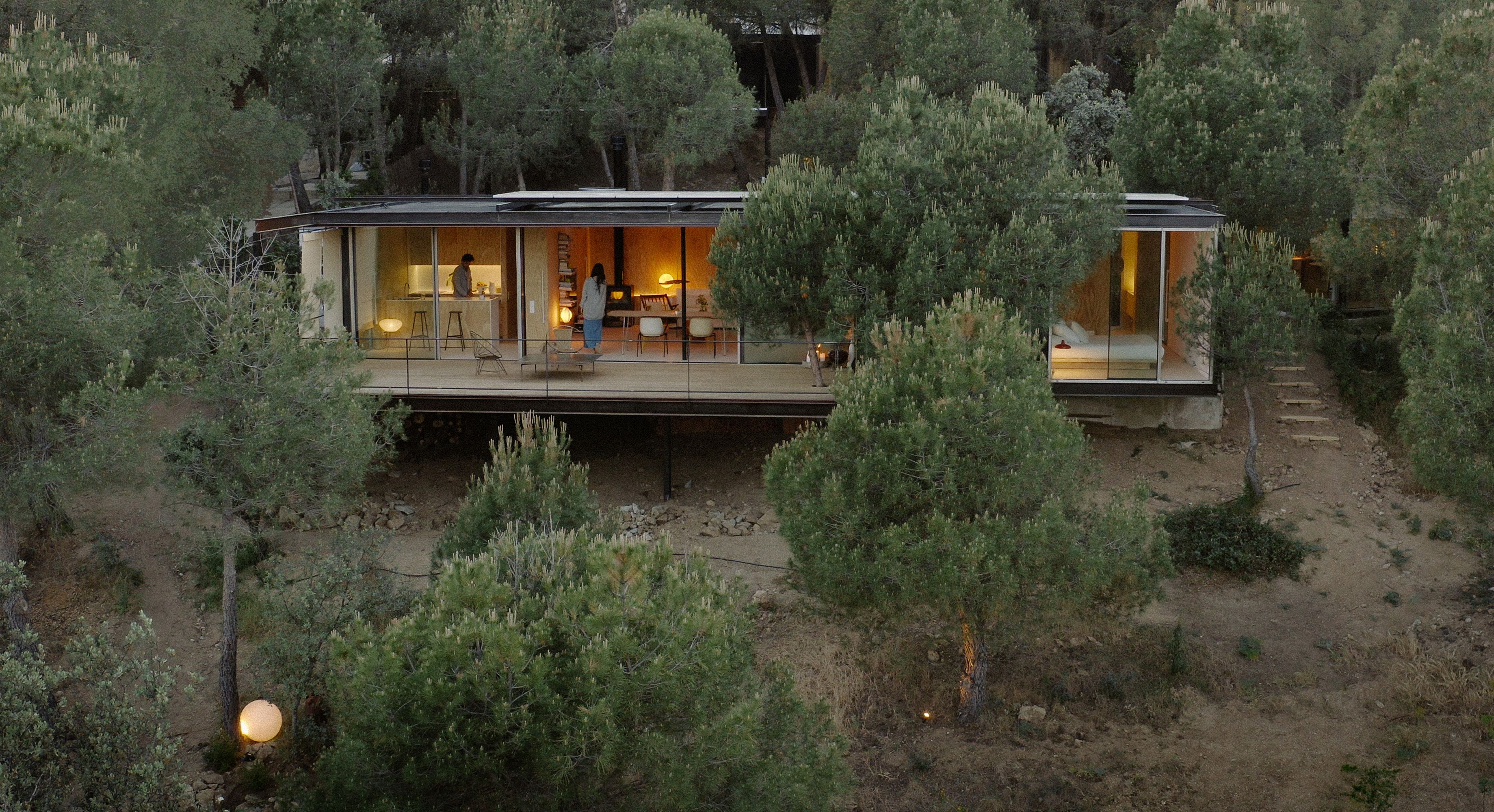 Una casa prefabricada en la sierra de Madrid oculta en un bosque de pinos