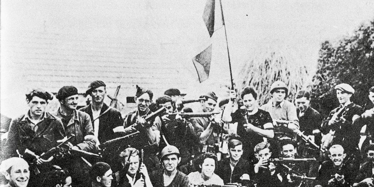 Geallieerde spionnen en Franse verzetsstrijders werden voorzien van gereedschap en wapens Op de foto de Maquis paramilitairen van het Franse verzet houden zich in augustus 1944 op in de buurt van Parijs
