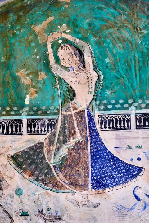 In Bundi Rajasthan zijn de muren van de Chitrashala een onderdeel van het Garhpaleis gedecoreerd met kleurrijke muurschilderingen in de stijl van de achttiende en negentiendeeeuwse Bundischool waaronder afbeeldingen van vrouwen in saris en andere gedrapeerde gewaden