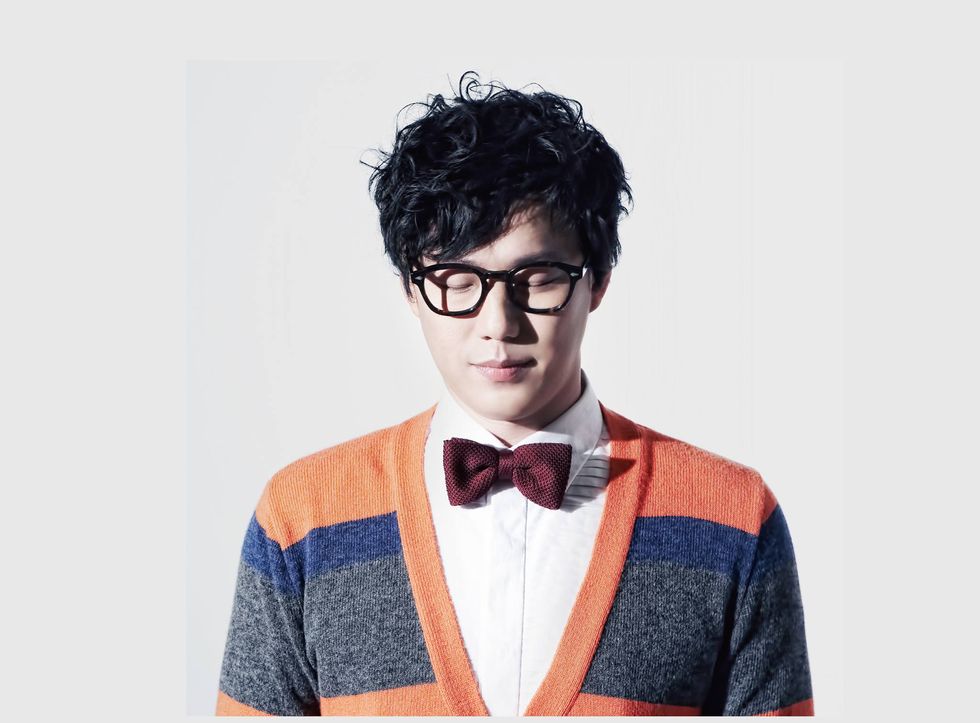 Eyewear, Hair, Bow tie, Tie, Glasses, Suit, Cool, Hairstyle, Outerwear, Human, 