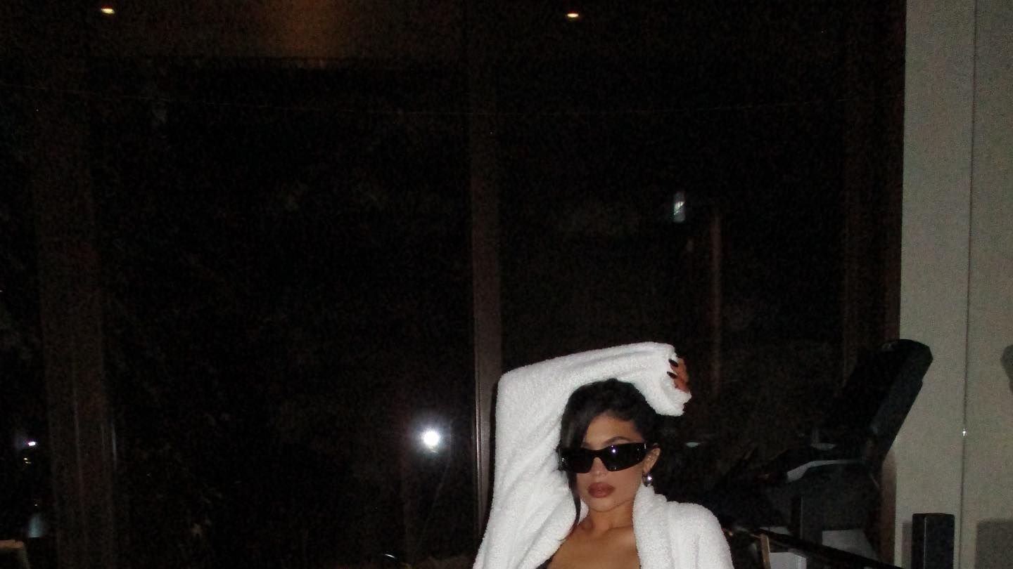 Kylie Jenner turns up the heat in new skimpy bikini post