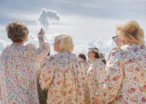In het stadje Aldan dragen vrouwen traditionele jurken om zich voor te bereiden op de openingsceremonie van het Ysjachfestival in het stadje Aldan