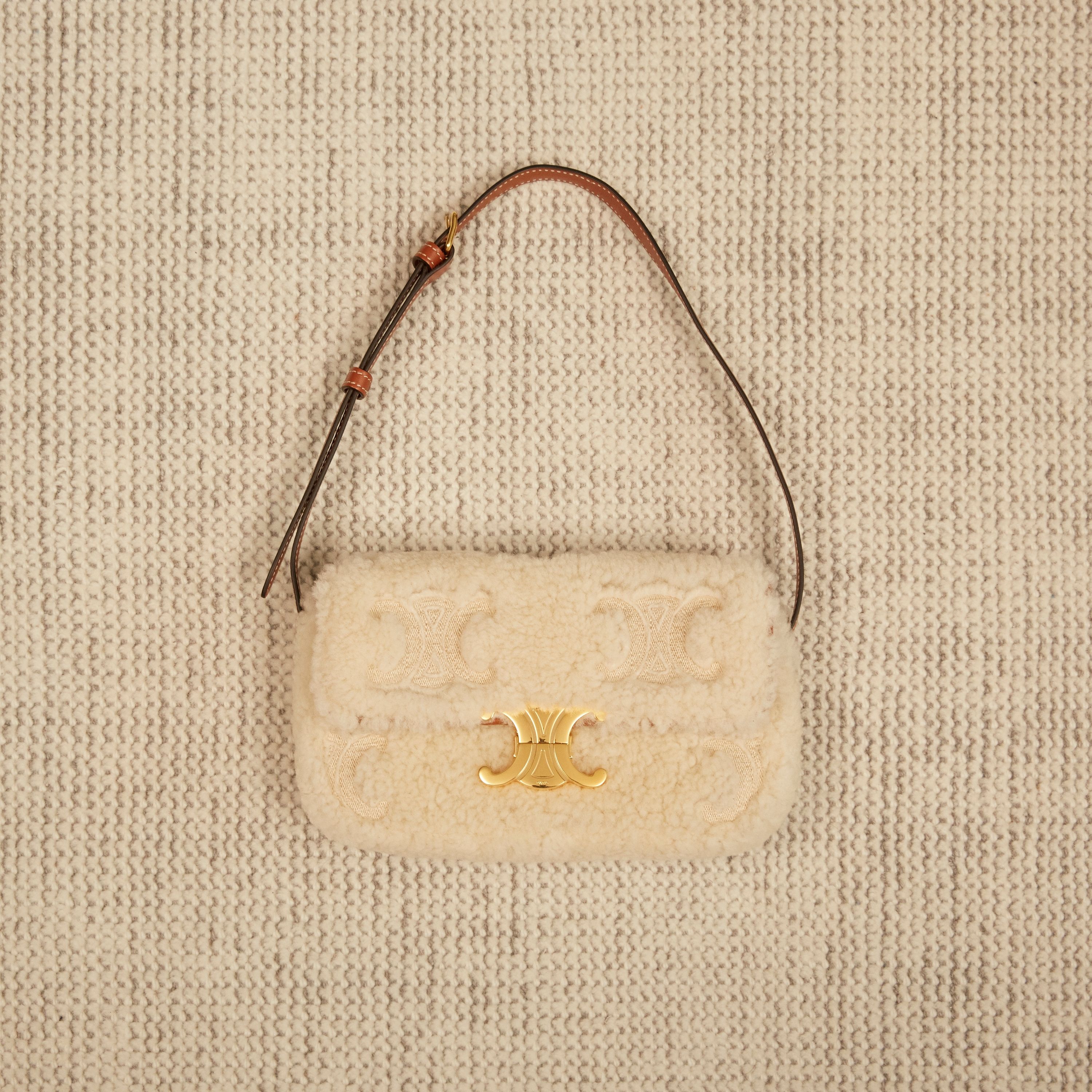 CELINE トリオンフ刺繍入り シアリング ショルダーバッグ_Claude トリオンフ”が煌めくセリーヌの「クロード」バッグ。優雅な