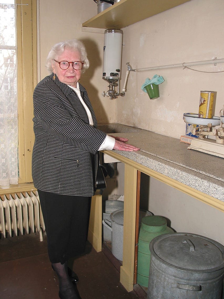 miep gies op bezoek in het anne frank huis in 2003