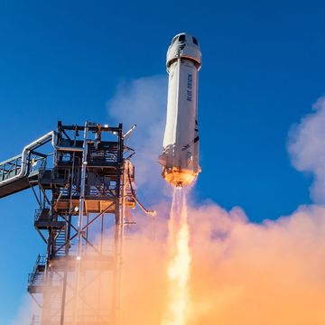 Tijdens een testvlucht in januari 2019 stijgt de New Sheperdraket van Blue Origin op van de lanceertoren