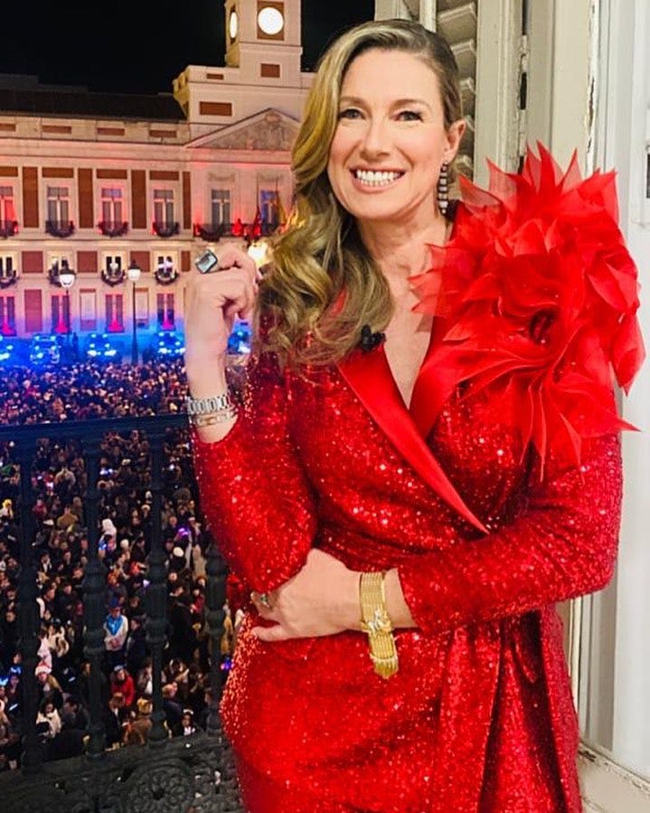 descubre todos los vestidos que han llevado las presentadoras en las campanadas de 2022