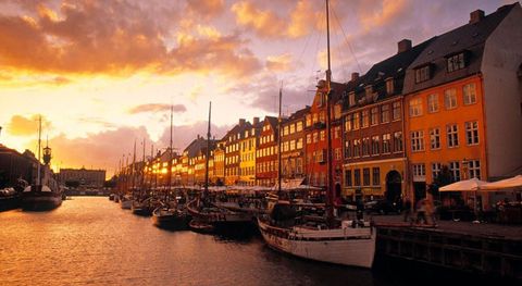 2 DENEMARKENDe hoofdstad Kopenhagen is gebouwd voor fietsers Een derde van de inwoners gaat op de tweewieler naar het werk waarbij ze gebruikmaken van een netwerk van 350 kilometer aan fietspaden