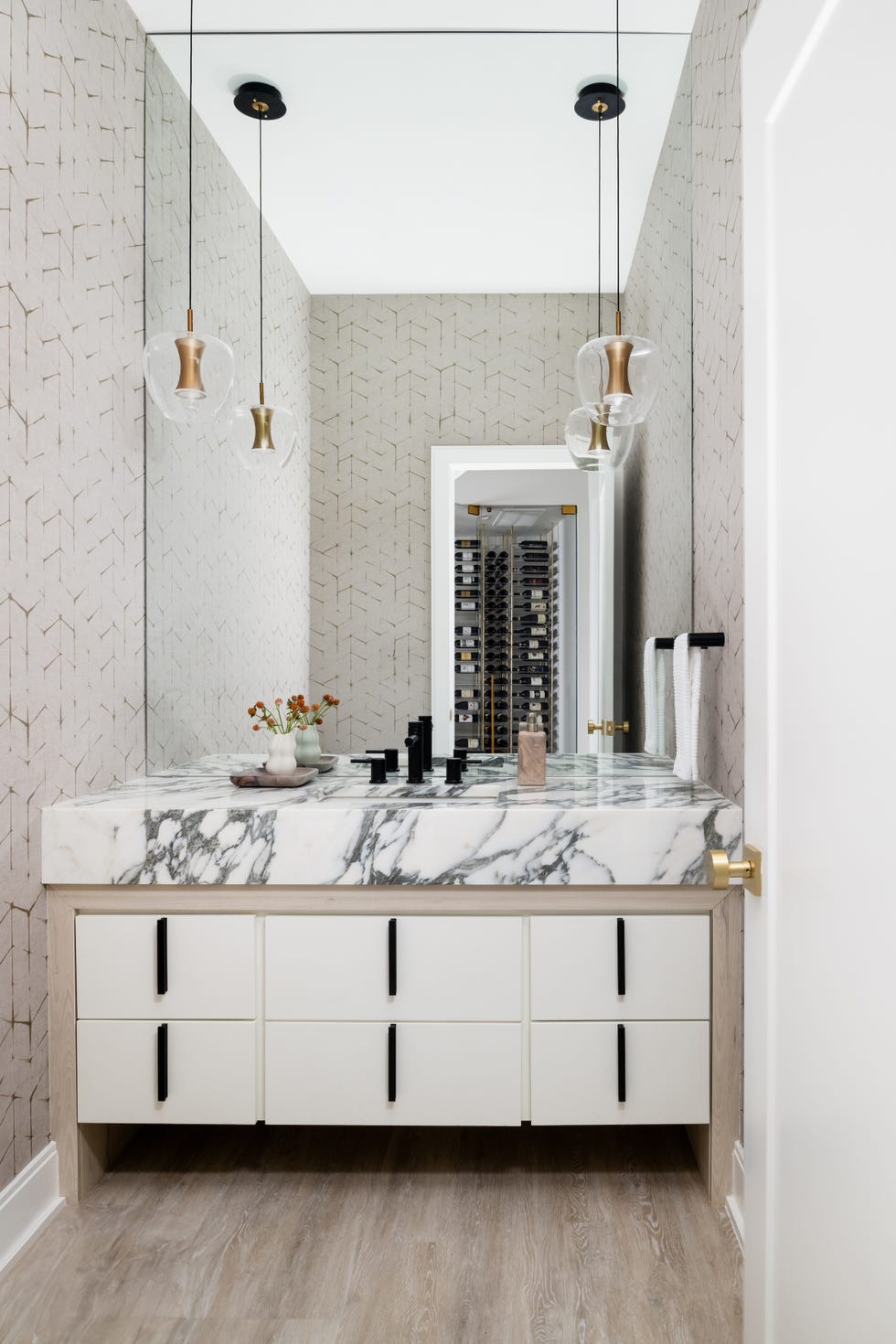 casa nueva pensada para crecer en familia con materiales duraderos y un interiorismo elegante y funcional