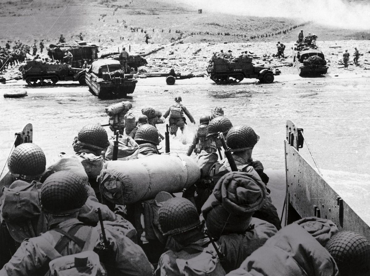 Na maanden van voorbereidingen onder de meest strikte geheimhouding waden Amerikaanse soldaten op 6 juni 1944 vanuit hun landingsvaartuigen richting Omaha Beach in Normandi DDay