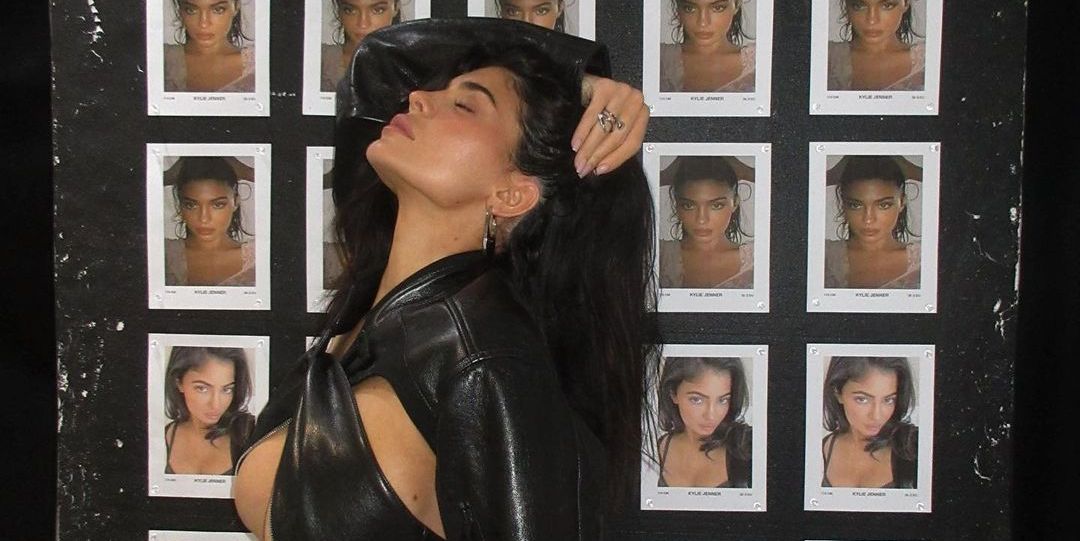 Kylie Jenner pose sur un mur couvert de photos d’elle-même