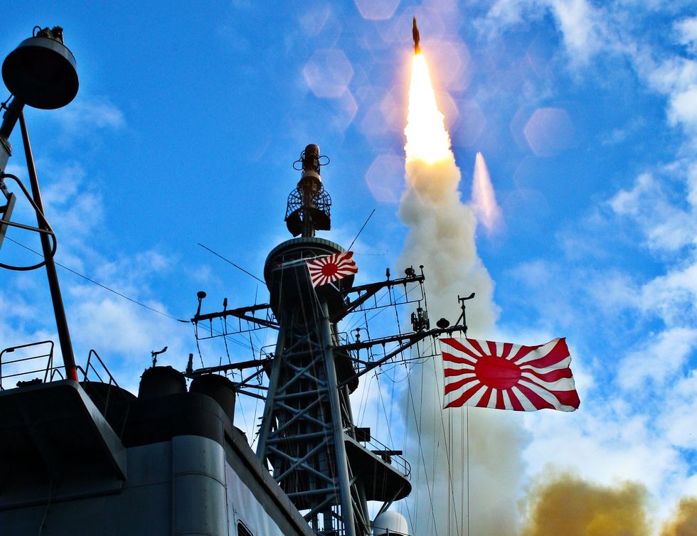 an sm 3 block 1a missile is launched from the japan maritime self defense force destroyer js kirishima dd 174, successfully intercepting a ballistic missile target launched from the pacific missile range facility at barking sands, kauai, hawaii the test was conducted as a japan and us joint exercise, with the us navy aegis guided missile cruiser uss lake erie cg 70 and the us navy aegis guided missile destroyer uss russell ddg 59 detection and tracking cooperation 