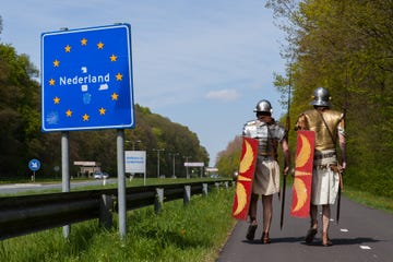 romeinen bij een nederlands grensbord