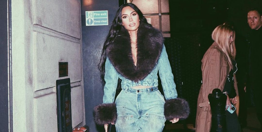 金·卡戴珊 (Kim Kardashian) 在伦敦穿着毛皮牛仔套装参加派对