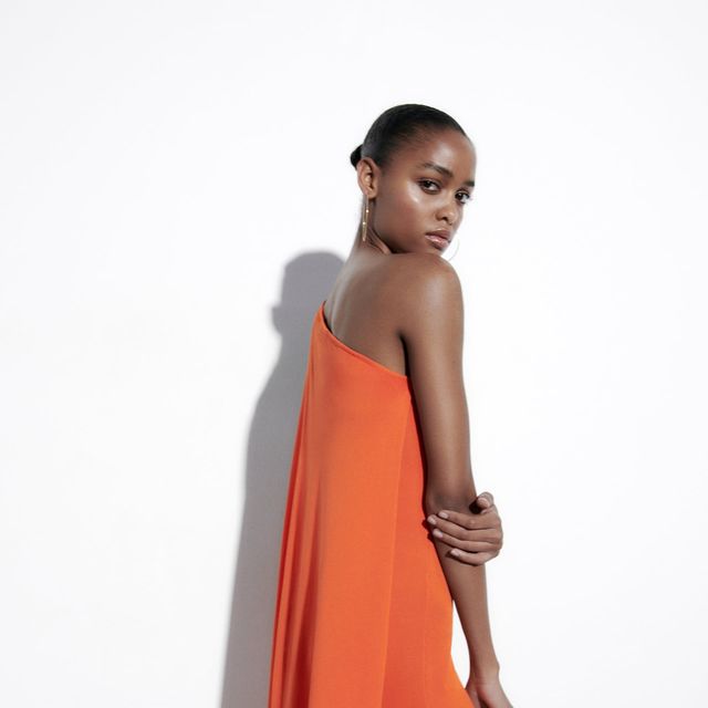 Por qué todo el mundo busca el vestido naranja de Zara de la