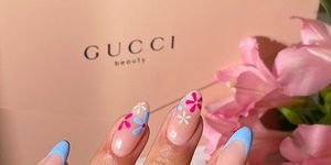 manicura francesa con margaritas multicolor las uñas más alegres y elegantes del verano