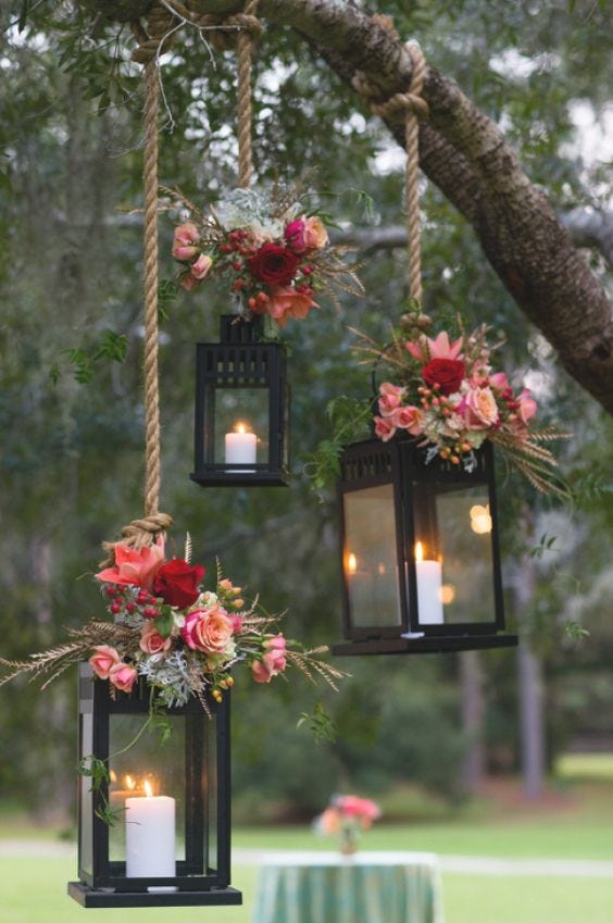 farolillos con velas en el jardín