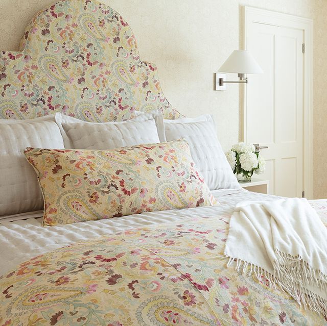 Bed, Bedroom, Bedding, Bed sheet, Furniture, Room, Duvet cover, Bed frame, Pillow, Textile, 