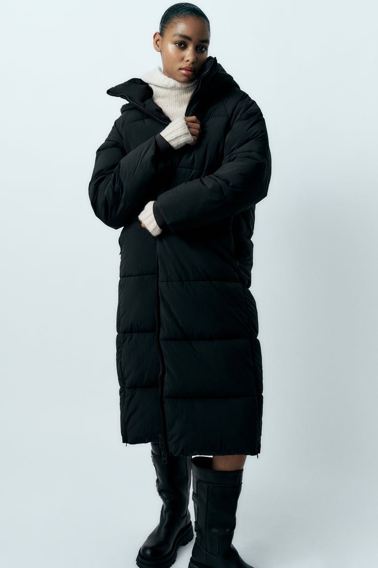 Este abrigo de pluma largo de edición limitada arrasa en Zara a