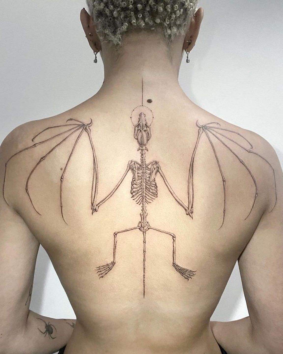 史上最悪の不謹慎タトゥー”と物議！ 背中に巨大なコウモリの骸骨タトゥー
