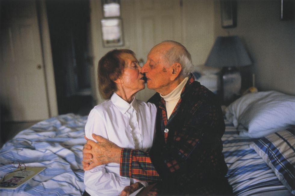 Nan Goldin My parents kissing, bacio, vecchi genitori, relazione coppia