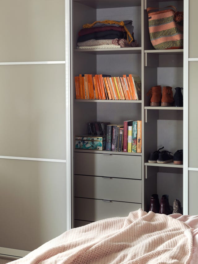 ikea tiene un zapatero plegable y barato para organizar los zapatos
