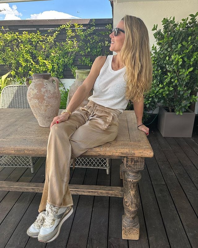 Elsa Pataky con pantalones dorados y zapatillas glitter en Madrid