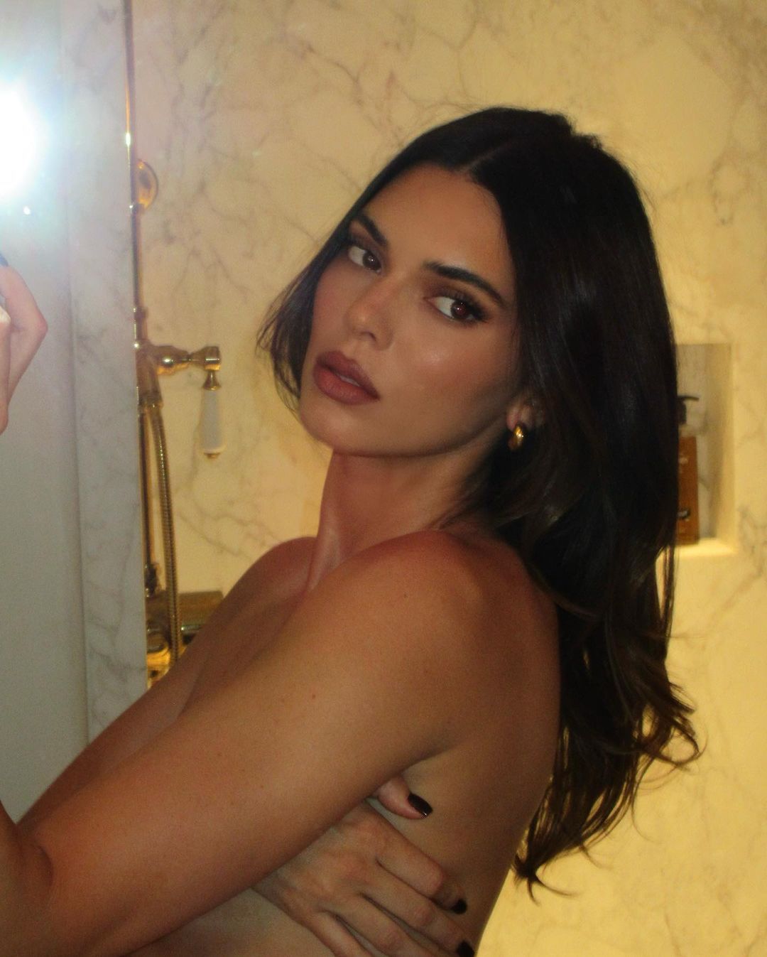 Kendall Kardashian Nude Porn - Kendall Jenner Poses Totally Topless in New Glamorous Selfies