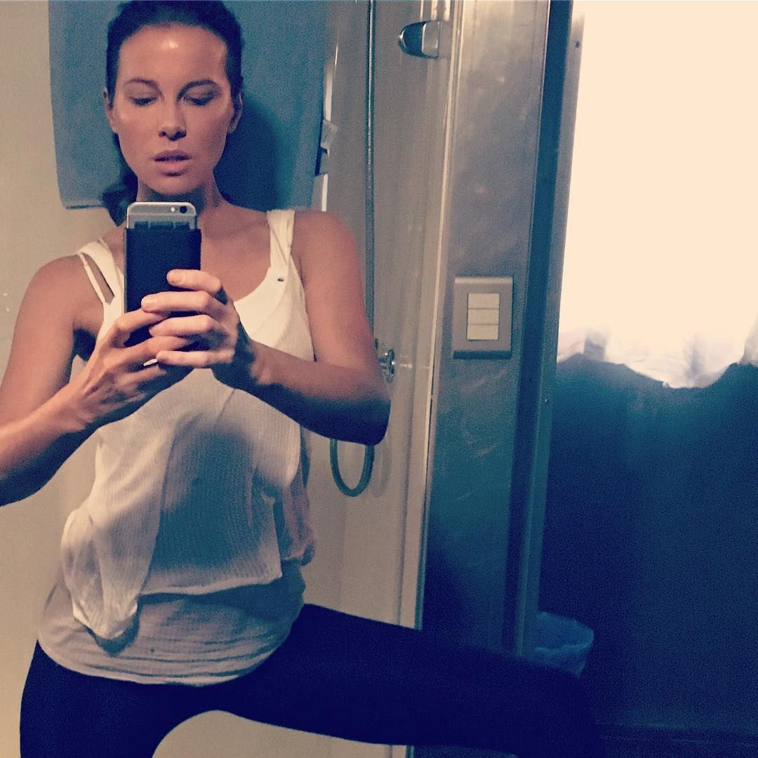 Kate Beckinsale Anal Sex - Kate Beckinsale Posts Badass Butt Exercise on Instagram
