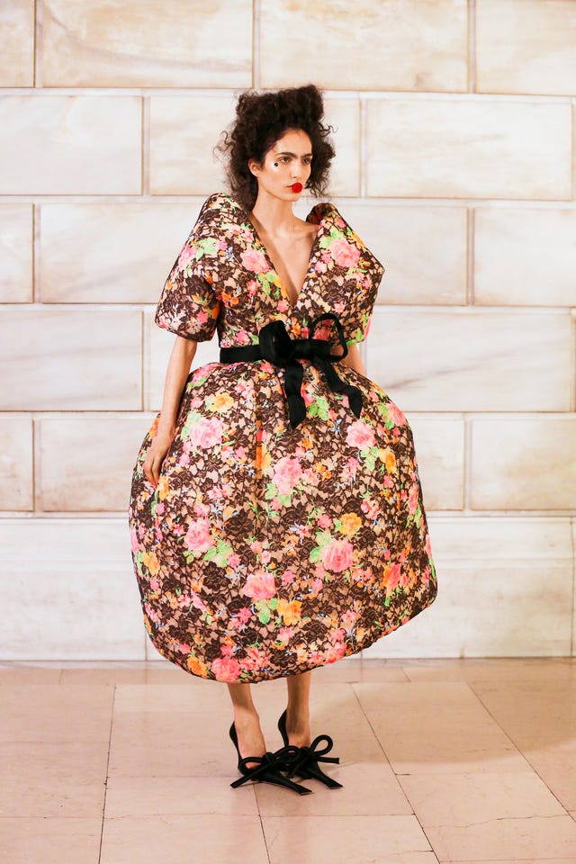 Une robe florale à la mode avec une vaste gamme de formes et de détails d'arc.