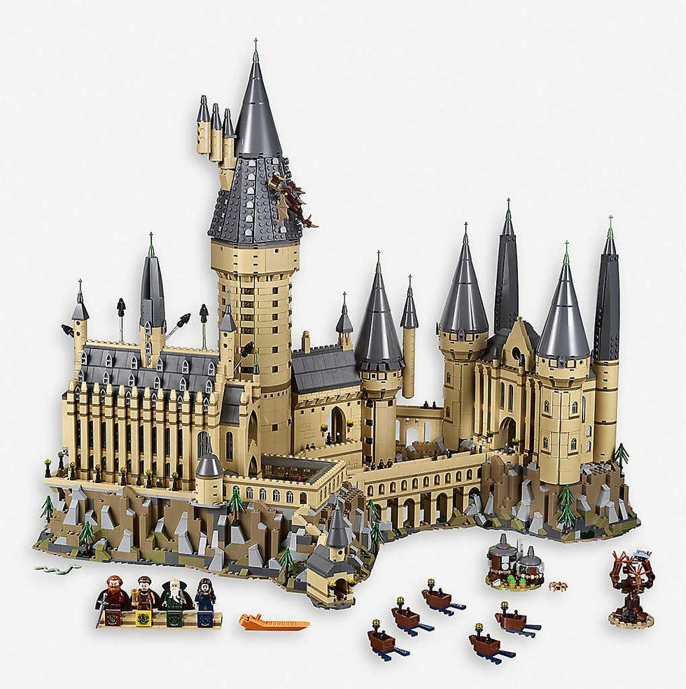Landmark, Architecture, Scale model, Castle, Medieval architecture, Building, Château, Palace, Toy, Playset, 