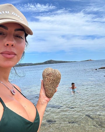 georgina rodríguez luce tipazo en bikini en sus vacaciones en cerdeña