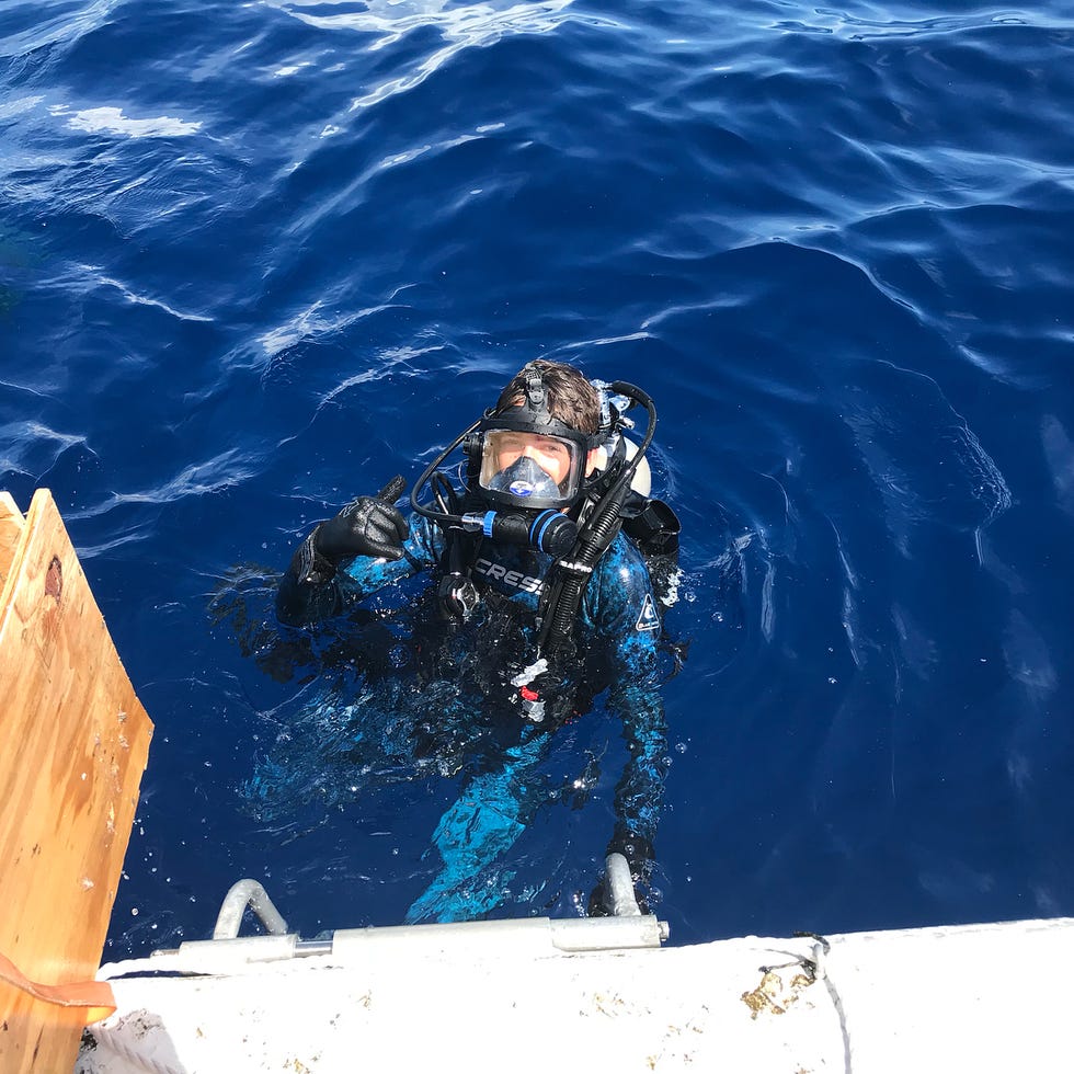 Water, Diving equipment, Divemaster, Ocean, Recreation, Snorkeling, Sea, Scuba diving, Dry suit, Personal protective equipment, 