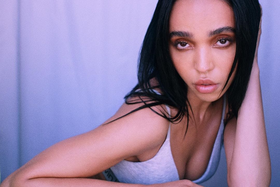 Make-up autunno inverno 2023: le sopracciglia come laminate di FKA Twigs  sono cool