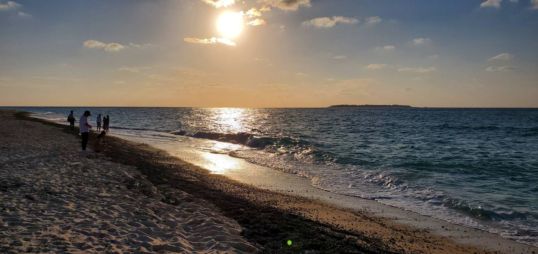沖縄・瀬底島“世界一の夕日”が照らすビーチで暮らすようにワー