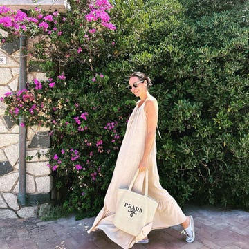 ana milán con maxi vestido de verano y converse estilo 'touristcore'