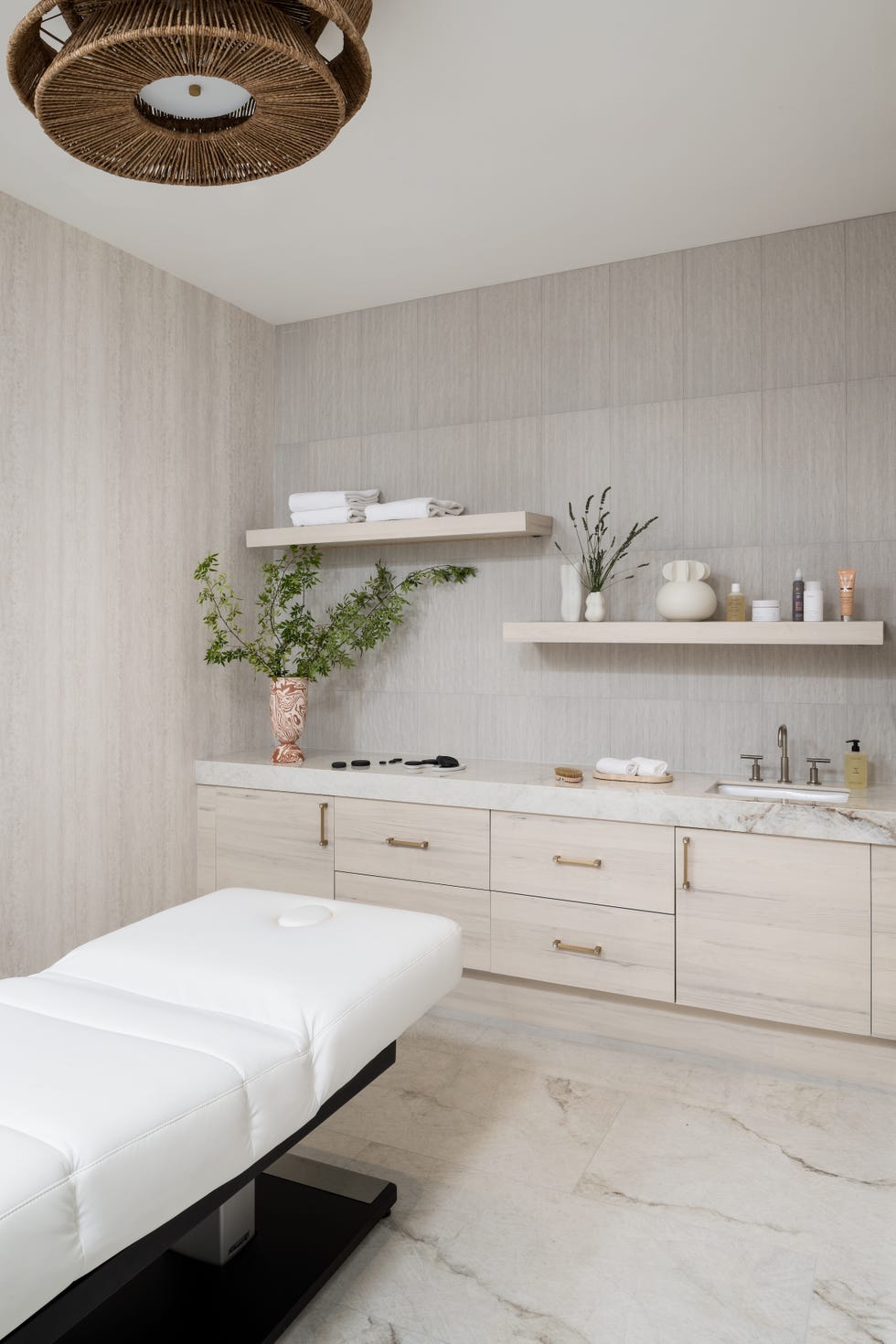 casa nueva pensada para crecer en familia con materiales duraderos y un interiorismo elegante y funcional