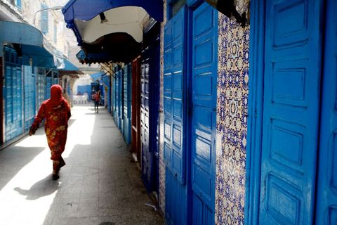 In Essaouira Marokko de verkeerde hoek omgeslagen en in een steegje beland dat in tegels en blauwe verf was gedompeld