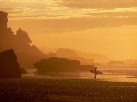 Een nogal bewolkt middagje surfen eindigde met een absoluut spectaculaire zonsondergang De verzinkende zon scheen op de zeenevel en baadde het Tamristrand in Marokko in een diffuus licht