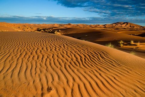De ochtendzon valt op de duin Erg Chebbi in de Sahara
