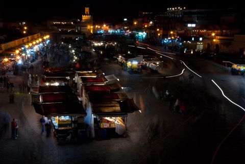 Foto met lange sluitertijd van een markt in Marrakesh