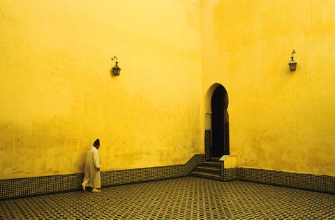 Een prachtige gele kamer in het mausoleum van Moulay Ismal in Meknes Marokko