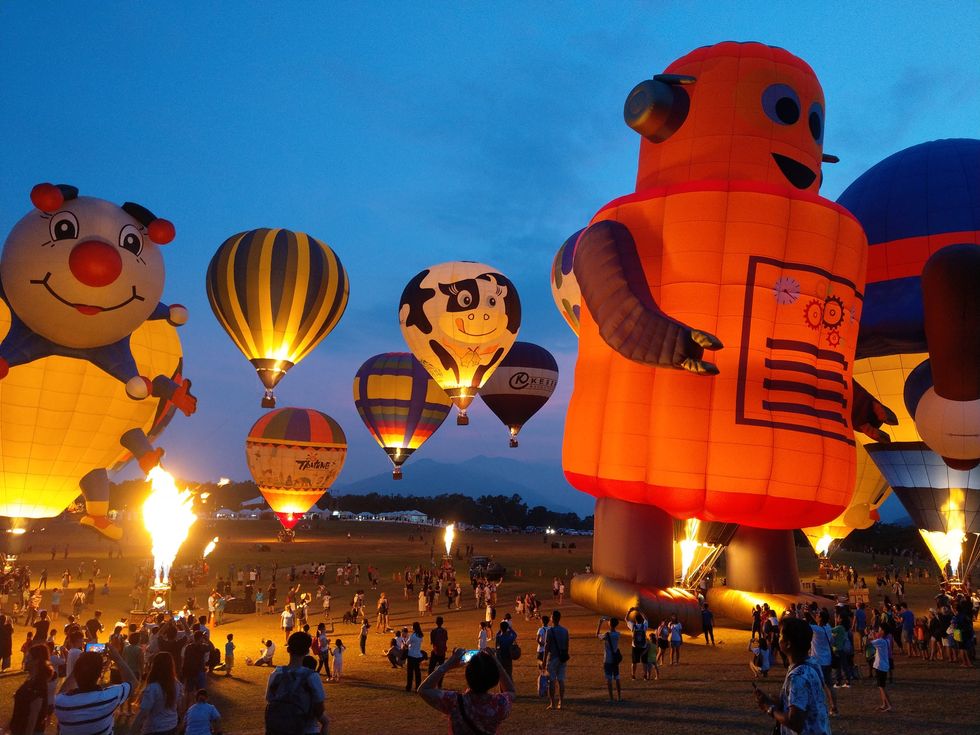Hot air balloon, Balloon, Lighting, Hot air ballooning, Sky, Toy, Fun, Vehicle, Party supply, Lantern, 