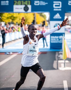 eliud kipchoge loopt wereldrecord in berlijn 2018