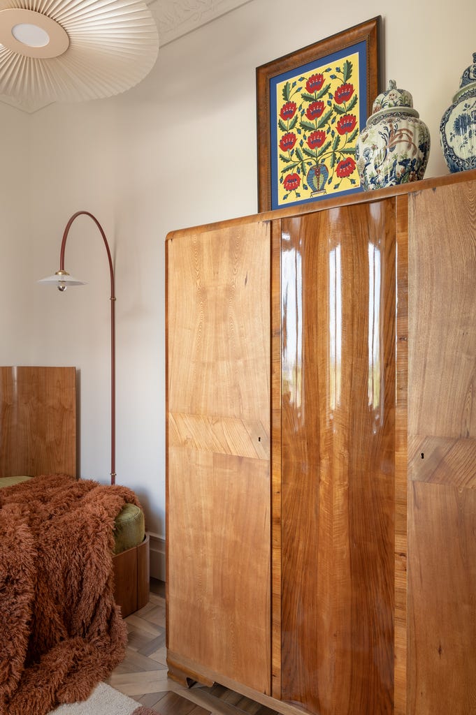 un apartamento de techos altos que combina historia, diseno, arte y funcionalidad