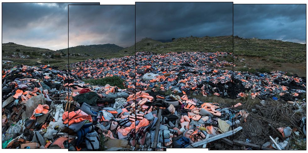Duizenden reddingsvesten die door arriverende vluchtelingen zijn achtergelaten zijn op een vuilnisbelt op het Griekse eiland Lesbos beland Rond de achtduizend vluchtelingen zitten in afwachting van hun asielprocedure vast op het eiland Velen hopen naar het vasteland van Europa te kunnen doorreizen